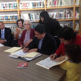 Donan a Guadalajara la biblioteca 'Esmeralda Villaseñor'
