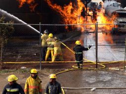 Los bomberos logran sofocar de manera oportuna el fuego. ARCHIVO /