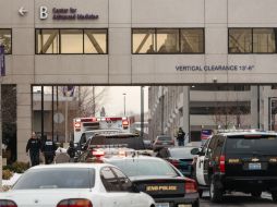 Elementos de la Policía de Reno arriban al hospital donde ocurrió el tiroteo. AP /