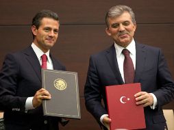El Presidente Peña Nieto (i) firma diversos acuerdos con su homólogo turco Abdullah Gül (d). NTX /