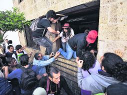 Palacio Legislativo. Manifestantes que protestaban contra la aprobación de la reforma energética en el Congreso local el sábado pasado.  /