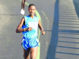 El corredor keniano ya fue contactado por los organizadores de la carrera para que venga a defender su corona el próximo 23 de feb  /