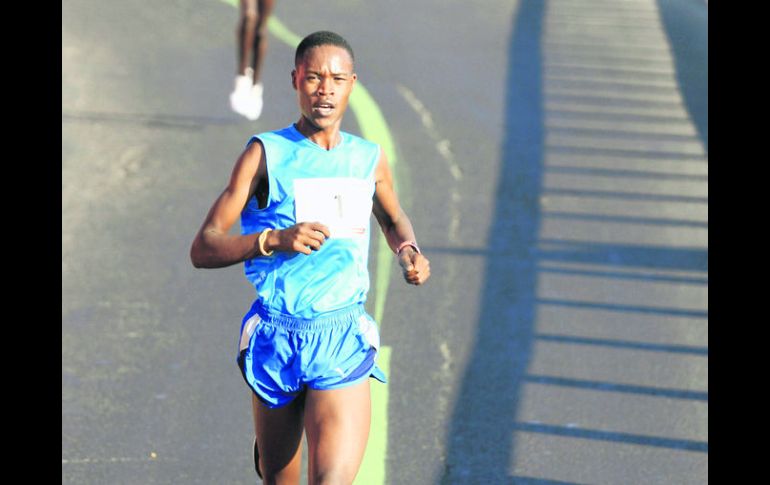 El corredor keniano ya fue contactado por los organizadores de la carrera para que venga a defender su corona el próximo 23 de feb  /