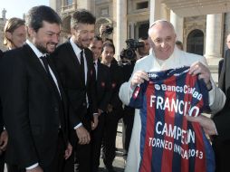 Su Santidad es fanático del futbol y ahora recibió al equipo de sus amores, del que es socio. EFE /