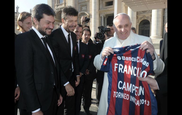 Su Santidad es fanático del futbol y ahora recibió al equipo de sus amores, del que es socio. EFE /