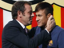 El atacante sudamericano y el directivo azulgrana, a su llegada a la entidad catalana. EFE /