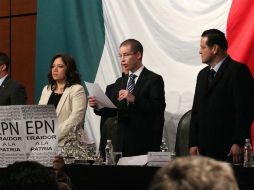 Momento en el que el presidente del Congreso de la Unión, Ricardo Anaya, declara constitucional la reforma energética. SUN /