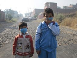 Recomiendan suspender actividades al aire libre, cerrar puertas y ventas, salir con cubrebocas y cuidar a niños y ancianos. ARCHIVO /