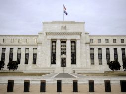 La Reserva espera hacer reducciones moderadas similares mensuales de bonos si continúa mejorando la economía en EU. EFE /