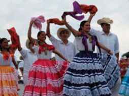 La chilena guerrerense imita los bailes de cortejo de algunas aves de corral. Tomada de la página oficial del INAH. ESPECIAL /