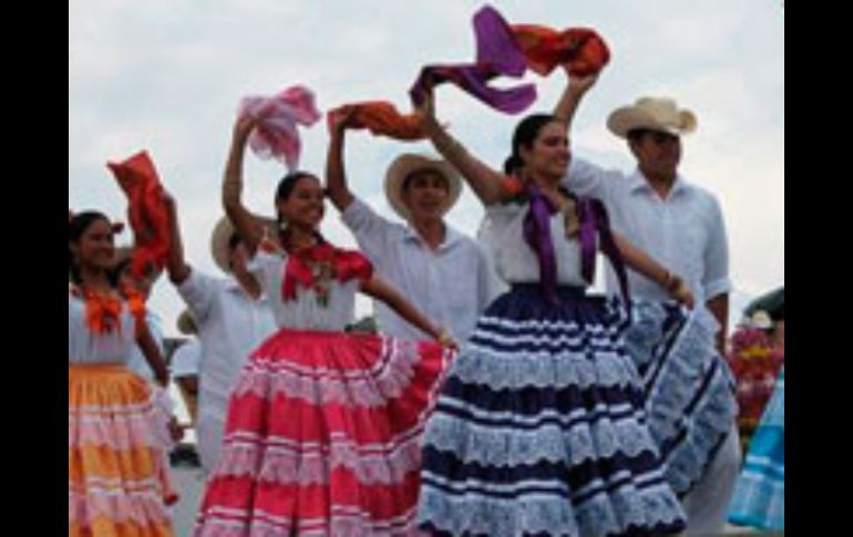 La chilena guerrerense imita los bailes de cortejo de algunas aves de corral. Tomada de la página oficial del INAH. ESPECIAL /