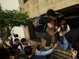 Hay algunas personas que aún no identifican las autoridades y que participaron en el despotramiento de una de las rejas en el inmueble. ARCHIVO /