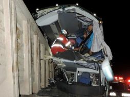 Un autobús choca contra un camión de carga en la autopista Siglo 21. ARCHIVO /