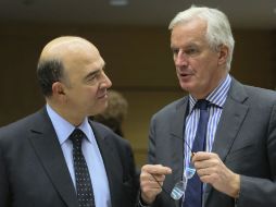 El ministro de Finanzas, Pierre Moscovici (i) y el comisario europeo de Mercado Interior y Servicios Financieros, Michel Barnier (d). EFE /