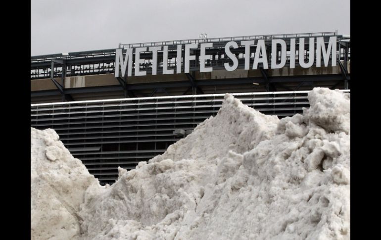 Las afueras del Estadio MetLife cubiertas por la nieve preocupa a los organizadores. AP /