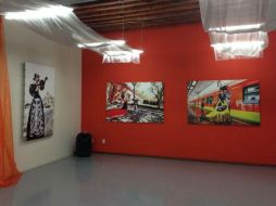 En las fotografías aparece la figura de La Catrina vestida con un traje glamuroso recorriendo las calles. Imagen: @carloslatapi. ESPECIAL /