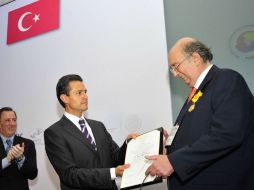 Previamente, el Mandatario mexicano impuso la condecoración de la orden mexicana del Águila Azteca al cónsul Kemal Colakoglu. ARCHIVO /