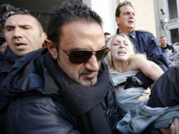 Shevchenko es la líder del movimiento feminista en Ucrania, fue bloqueada por varios agentes de la policía. AP /