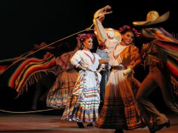 Estos virtuosos del baile dejaron entrever las manifestaciones estéticas enraizadas del folclore mexicano. ARCHIVO /