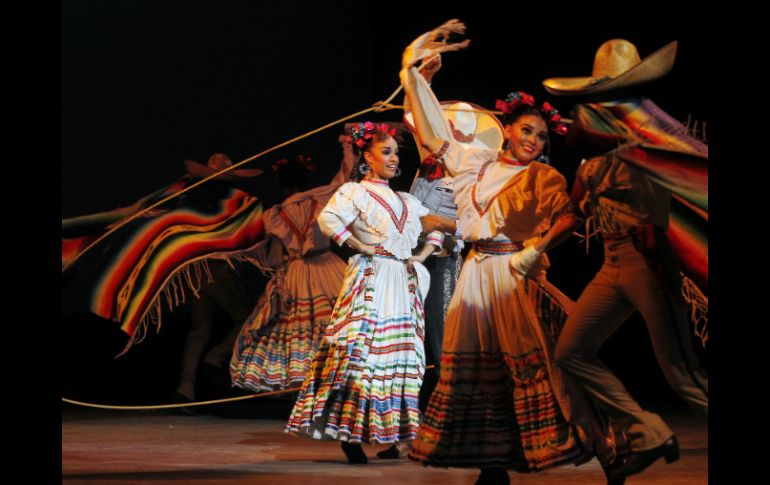 Estos virtuosos del baile dejaron entrever las manifestaciones estéticas enraizadas del folclore mexicano. ARCHIVO /