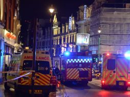 Equipos especiales de búsqueda y rescate siguen trabajando en el lugar junto con policías y ambulancias. AP /