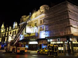 El departamento de bomberos envió ocho grúas a la escena para las labores de rescate. EFE /
