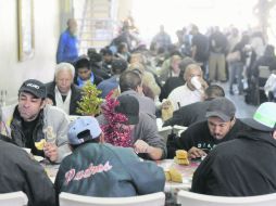 Albergue en Tijuana. Cientos de migrantes y deportados acuden diariamente al Desayunador del Padre Chava para recibir alimentos. NTX /
