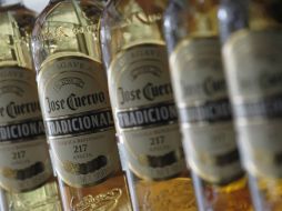 Autoridades recomiendan adquirir bebidas en establecimientos formales, no tianguis ni en vía pública. ARCHIVO /