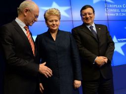 Herman Van Rompuy (i), Dalia Grybauskaite, la presidenta de Lituania (c) y el titular de la UE, José Manuel Barroso. ARCHIVO /