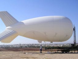 El enorme globo blanco presentado el jueves tiene un cable de anclaje de 396.24 metros. ARCHIVO /