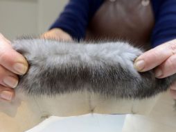 Los chalecos y bufandas de piel falsa han sido de lo más vendido esta temporada. ARCHIVO /