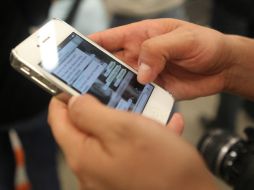 WhatsApp se usa como una herramienta de colaboración en el ámbito profesional para trabajar y comunicarse a largas distancias. ARCHIVO /