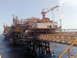 Sobre una base independiente, la calificadora consideró que la reforma energética ayudará a Pemex a aumentar su producción. ARCHIVO /