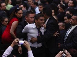 Elementos de seguridad sacaron al joven del salón. Imagen tomada de Twitter  /