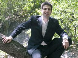 Ned Vizzini posando para una fotografía en Central Park. AP /