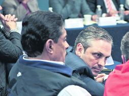 El secretario de Movilidad, Mauricio Gudiño, y Ramiro Hernández durante la reunión de la Comisión de Tarifas.  /
