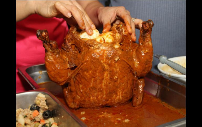 Recomiedan que antes de acudir a alguna celebración se ingieran alimentos sanos antes del plato fuerte para consumir menos. EFE /