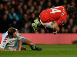 Chicharito pasó un susto luego que recibió una dura entrada por parte del norirlandés George McCartney, al minuto 76. AFP /