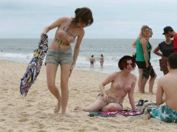 La convocatoria para el llamado ''toplessazo'' se regó por las redes sociales para el primer día del verano carioca. EFE /