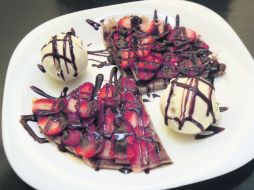 Imposible quedarse con las ganas de probar esta crepa con fresas y chocolate; para rematar, nieve de vainilla.  /