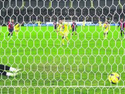 El delantero argentino Gonzalo Higuaín emparejó los cartones para el Napoli al cobrar a la perfección un penalti en el primer tiempo. AFP /