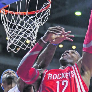 Dwight Howard despega frente a Detroit