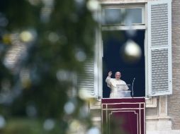 El hombre trabajaba como limpiador en un hospital y realizó el acto enfrente de la Santa Sede. AP /