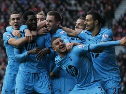 Con un ''doblete'' del togolés Emmanuel Adebayor, consigue su primera victoria con su nuevo técnico. AP /