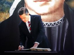 Peña Nieto comparte en Twitter una fotografía donde aparece por delante de una imagen de Morelos. TOMADA DE @EPN  /