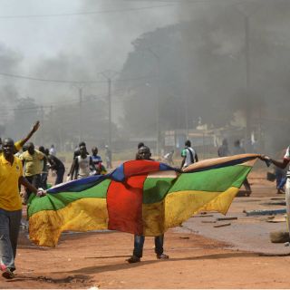 Musulmanes se manifiestan en Bangui contra operación francesa