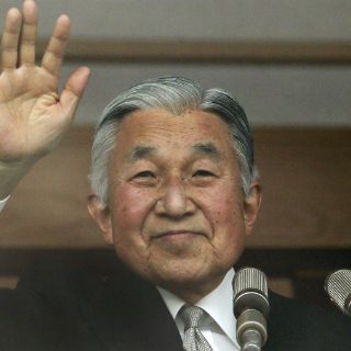 Emperador de Japón cumple 80 con intención de mantener su trabajo