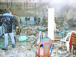 Los bomberos extinguen el incendio en un almacén de cilindros de gas provocado por el bombardeo EFE /