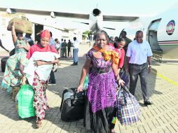 Ciudadanos kenianos que residían en Juba, capital de Sudán del Sur, llegan al aeropuerto de Nairobi tras huir del conflicto armado AP /