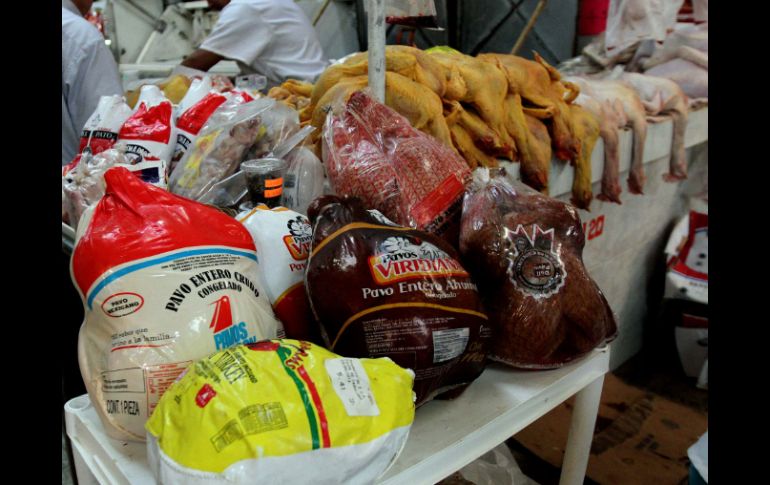 El valor aproximado de una cena de Navidad es de 150 pesos por persona para una reunión familiar de ocho integrantes. ARCHIVO /